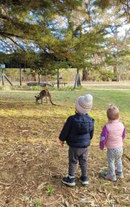 Bambini che soggiornano presso 2BR Tiny Family Home at Grampians Edge by Tiny Away