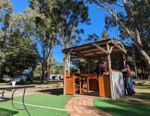 Giardino di 2BR Tiny Family Home at Grampians Edge by Tiny Away