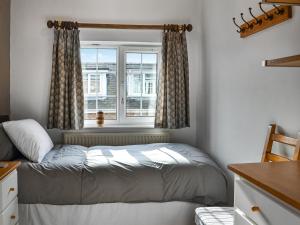 - une chambre avec un lit en face d'une fenêtre dans l'établissement The Coach House, à York