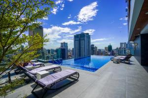 uma varanda com uma piscina no topo de um edifício em URBAN PALACE em Phnom Penh