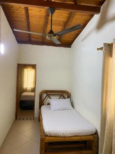 een kamer met een bed en een plafondventilator bij Finca en San Jerónimo, todas las comodidades in San Jerónimo