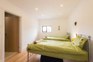 1 dormitorio con 1 cama grande con sábanas amarillas en Jubilee Cottage - Cwc75016, en Saint Breward