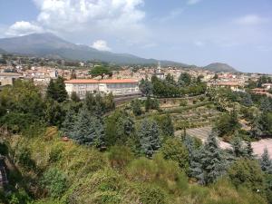 - une vue sur une ville avec des bâtiments et des arbres dans l'établissement Oltre Il Giardino, à Pedara