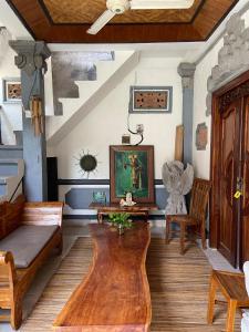 a living room with a couch and a table at Bagus Homestay in Padangbai