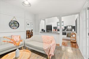 Η κουζίνα ή μικρή κουζίνα στο Spacious and Charming Queenslander in Ipswich +33 φωτογραφίες