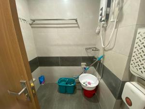 een kleine badkamer met een toilet en een emmer bij Căn hộ 2 phòng ngủ tầng 17 Sophia Center in Ấp Rạch Mẹo