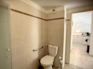 Kúpeľňa v ubytovaní Appartement F2 climatisé avec terrasse, parking privé, à 700m des Thermes de Lamalou-les-Bains - FR-1-451-168