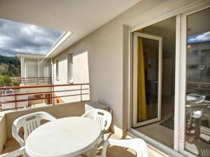 Balkón alebo terasa v ubytovaní Appartement F2 climatisé avec terrasse, parking privé, à 700m des Thermes de Lamalou-les-Bains - FR-1-451-168