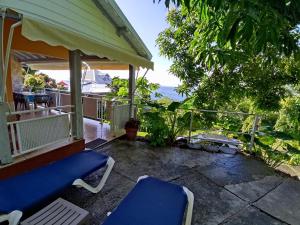 Μπαλκόνι ή βεράντα στο Bungalow with sea view in Deshaies