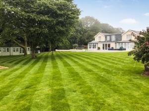 a large lawn in front of a house at Woodlea Farm in Four Marks