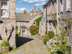 an alley in an old village with stone houses at Family Retreat in Grassington