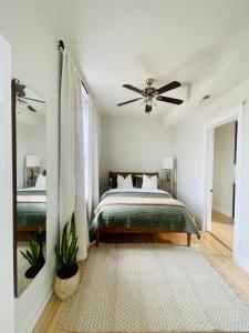 1 dormitorio con 1 cama y ventilador de techo en Stunning 4BD/2BA Getaway Chicago, en Chicago