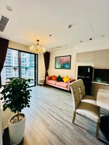 sala de estar con sofá y maceta en Xjng Homes - Ocean Park, en Hanói