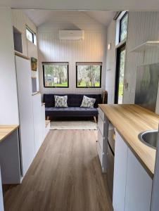 uma cozinha e sala de estar de uma pequena casa em Tiny House 11 at Grampians Edge em Dadswells Bridge