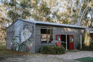 um pequeno barracão com uma pintura ao lado dele em Tiny House 20 at Grampians Edge em Dadswells Bridge