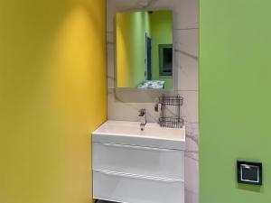 bagno con lavandino bianco e specchio di Peartree Cottage a Sheffield