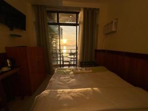 Postel nebo postele na pokoji v ubytování Desert Rose Beach Hotel