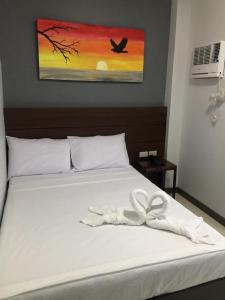 ein weißes Bett mit einem Bogen darüber in der Unterkunft Le Vita Hotel in Santo Domingo