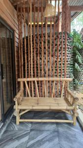 un banco de madera sentado en la parte superior de un porche en Nature Hill en Ko Mook