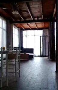 Un comedor con una mesa y sillas en una habitación. en Gunung Geulis Camp Area, en Pasirkuda