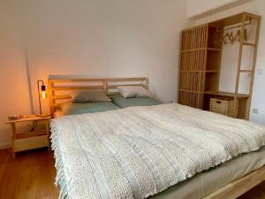um quarto com uma cama grande e uma cabeceira em madeira em Wohnung an der Bocksmauer em Osnabrück