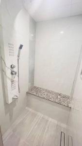 biała łazienka z prysznicem i ławką w obiekcie Farm View & Close Lake & Steam Sauna & 10 Acres w mieście Stouffville