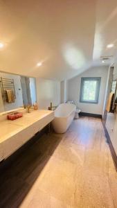 uma casa de banho com uma banheira, um WC e um lavatório. em Farm View & Close Lake & Steam Sauna & 10 Acres em Stouffville