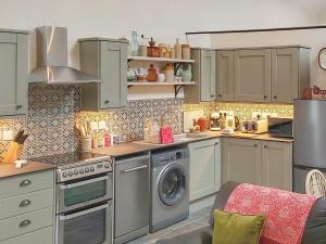 a kitchen with a stove and a dishwasher at Bramley - Uk37378 in Pilton