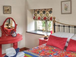 1 dormitorio con cama, espejo y ventana en Bramley - Uk37378, en Pilton