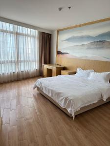 Tempat tidur dalam kamar di 海龙宫度假酒店