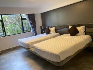 Un pat sau paturi într-o cameră la Pyramid Hotel & Spa