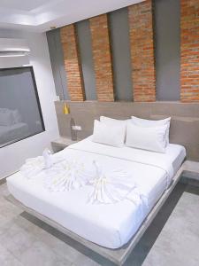 سرير أو أسرّة في غرفة في Pyramid Hotel & Spa