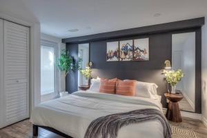 una camera da letto con un grande letto con cuscini arancioni di Private - King Bed - Fireplace - Pets - SPA - WiFi a Whitby