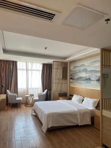 ein Schlafzimmer mit einem großen Bett in einem Zimmer in der Unterkunft 海龙宫度假酒店 in Sihanoukville