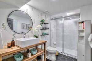 bagno con lavandino, servizi igienici e specchio di Private - King Bed - Fireplace - Pets - SPA - WiFi a Whitby