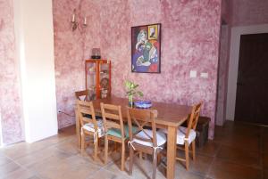 - une salle à manger avec une table et des chaises en bois dans l'établissement Café des Mémoires 兩條內褲南法鄉村民宿, à Puli