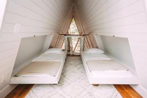 Postel nebo postele na pokoji v ubytování Dunlap Hollow A-Frame
