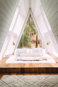 Postel nebo postele na pokoji v ubytování Dunlap Hollow A-Frame + 37 fotografií