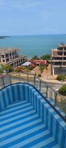 Una escalera azul con vistas al océano en 海龙宫度假酒店, en Sihanoukville