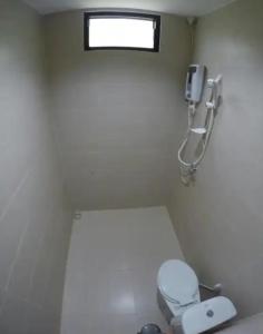 baño pequeño con aseo y ventana en Gunung Geulis Camp Area, en Pasirkuda