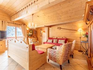 uma sala de estar em cabana de madeira com uma mesa e cadeiras em Appartement Saint-Martin-de-Belleville, 4 pièces, 8 personnes - FR-1-461-21 em Saint-Martin-de-Belleville