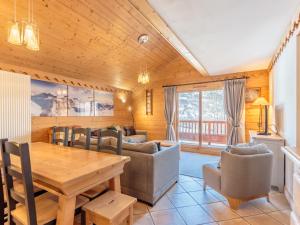 sala de estar con mesa de madera y comedor en Appartement Saint-Martin-de-Belleville, 4 pièces, 8 personnes - FR-1-461-25, en Saint-Martin-de-Belleville