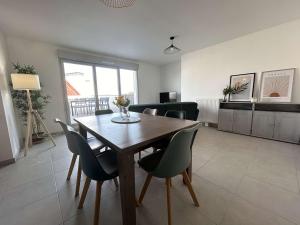 sala de estar con mesa de madera y sillas en Appartement La Rochelle, 4 pièces, 9 personnes - FR-1-246-698 en La Rochelle