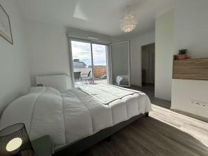 1 dormitorio con cama grande y ventana grande en Appartement La Rochelle, 4 pièces, 8 personnes - FR-1-246-698 en La Rochelle