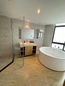 Salle de bains dans l'établissement 海龙宫度假酒店