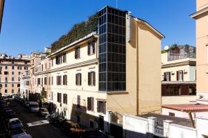 ein hohes Gebäude an der Straßenseite in der Unterkunft Hotel Tempio Di Pallade in Rom