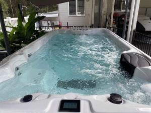 jacuzzi con reloj en The Bedside Manor, en Russell Island