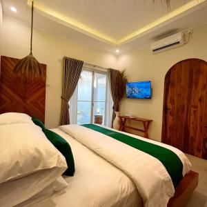 ジョグジャカルタにあるSampai Villa Mediteraniaのベッドルーム1室(ベッド2台、窓付)