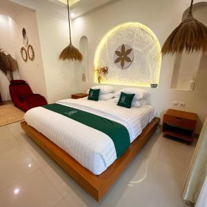 ジョグジャカルタにあるSampai Villa Mediteraniaのベッドルーム1室(大型ベッド1台付)