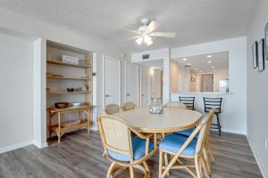 Un comedor y una cocina con mesa y sillas. en Sea Colony - 1405S Edgewater House Rd., en Bethany Beach